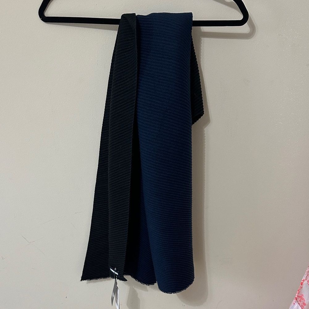 NWT Lands' End Reversible Ribbed Oblong Scarf in Navy and Black